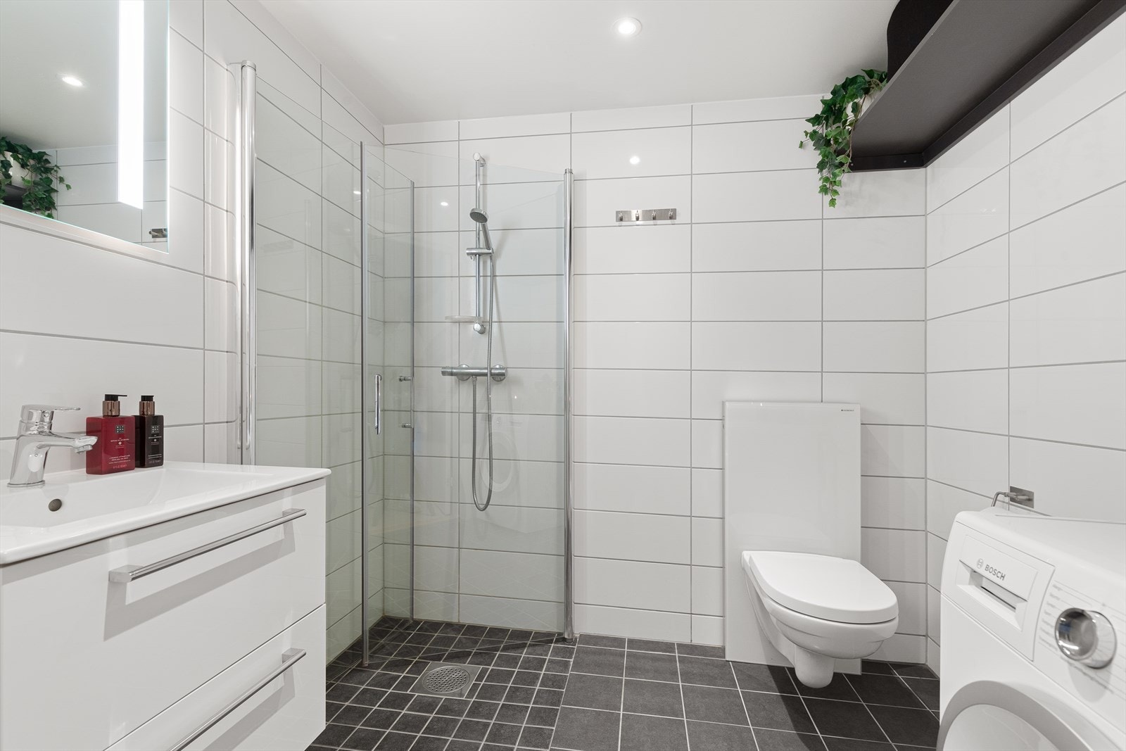 Pent bad med flislagte overflater og behagelige varmekabler i gulv Galleribilde