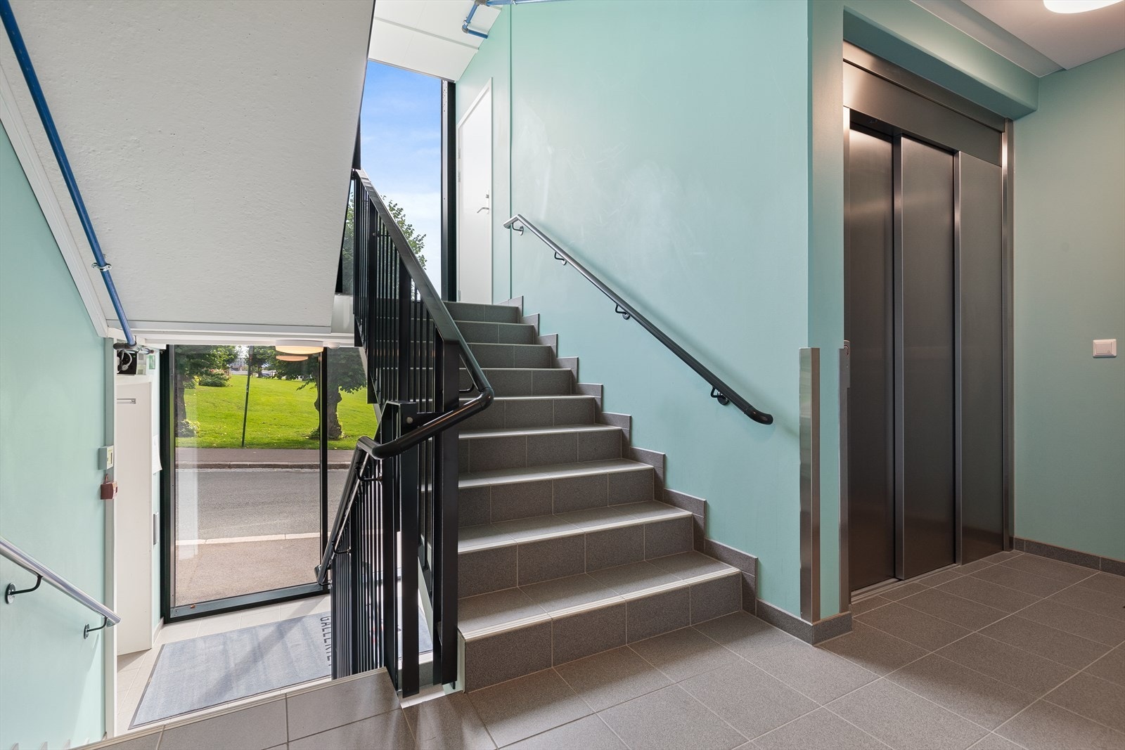 Enkel adkomst til etasjeplan via trapp eller heis Galleribilde