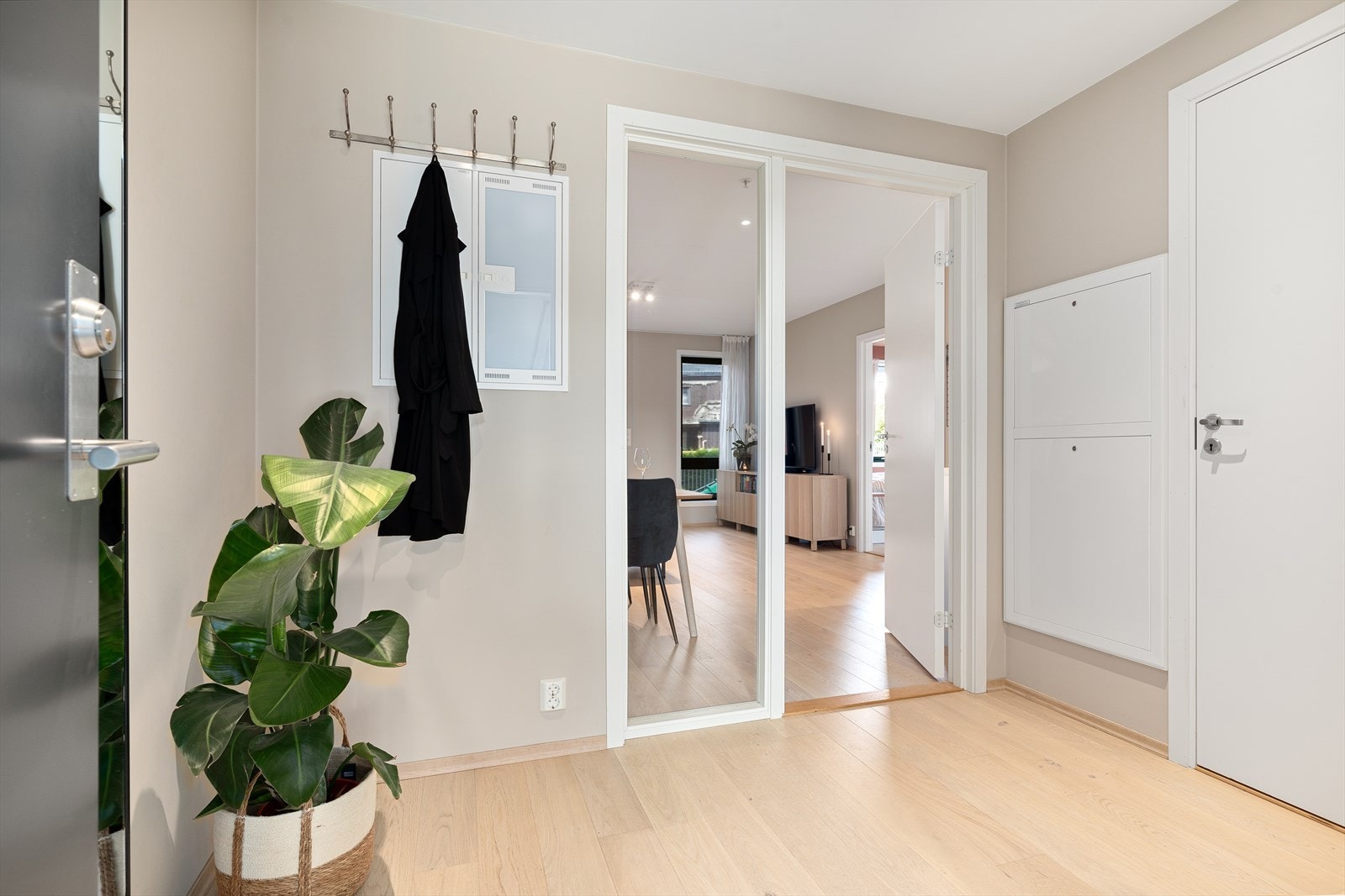 Romslig entré med god plass til oppbevaring Galleribilde