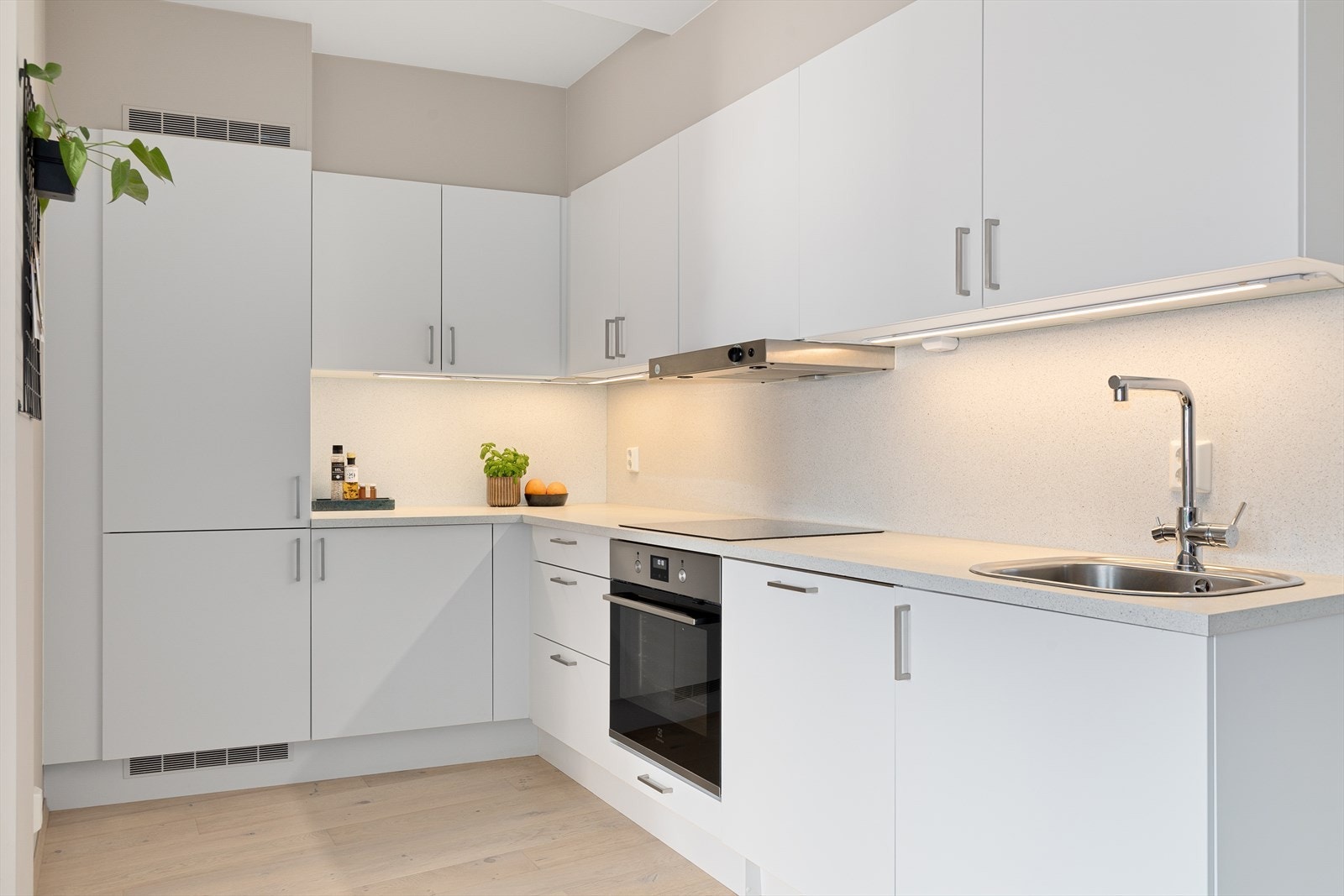 Kjøkkenet er utstyrt med integrerte hvitevarer som platetopp, komfyr, oppvaskmaskin, kjøleskap og fryser Galleribilde