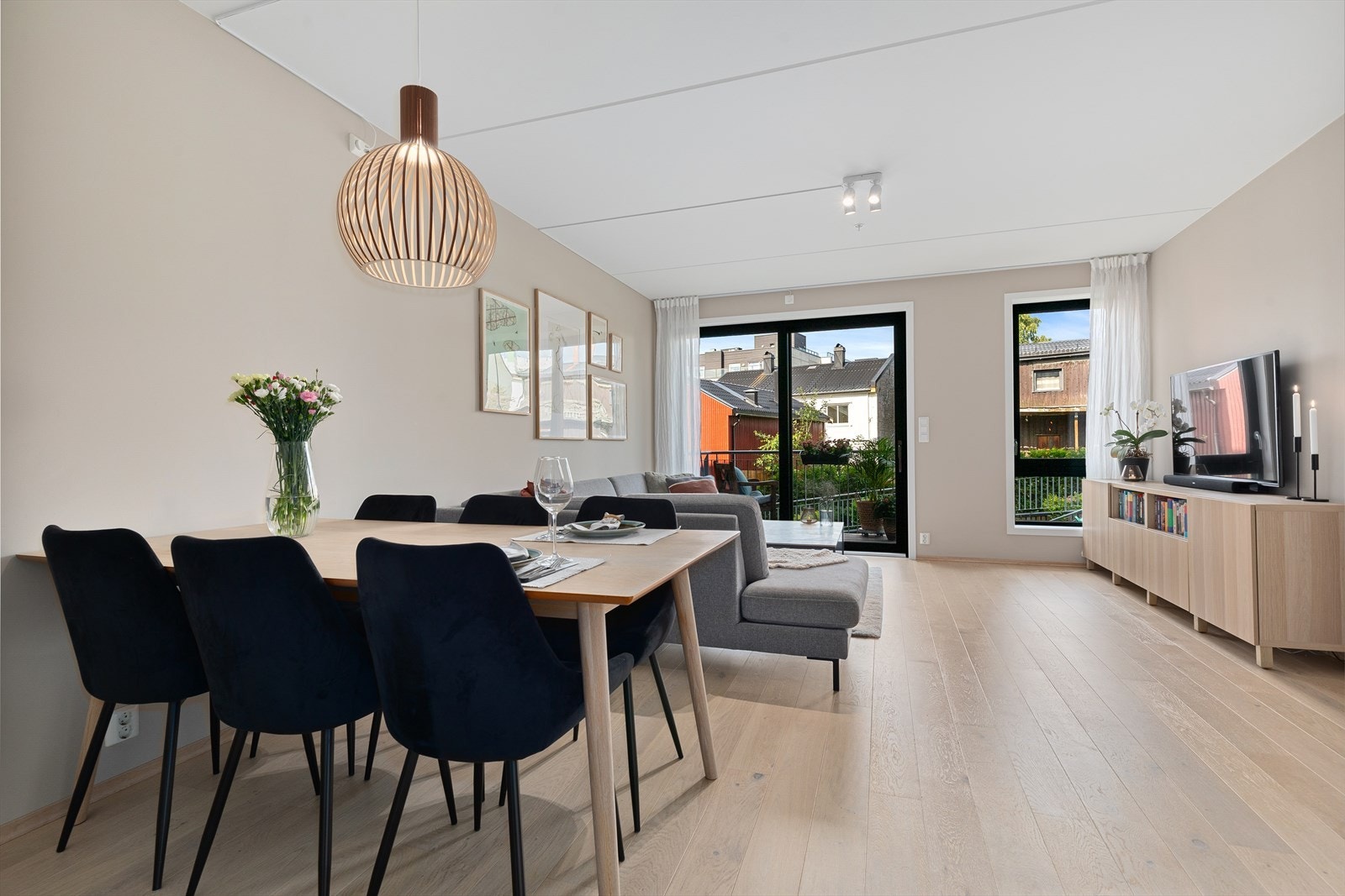 Lys og romslig stue med utgang til vestvendt balkong Galleribilde