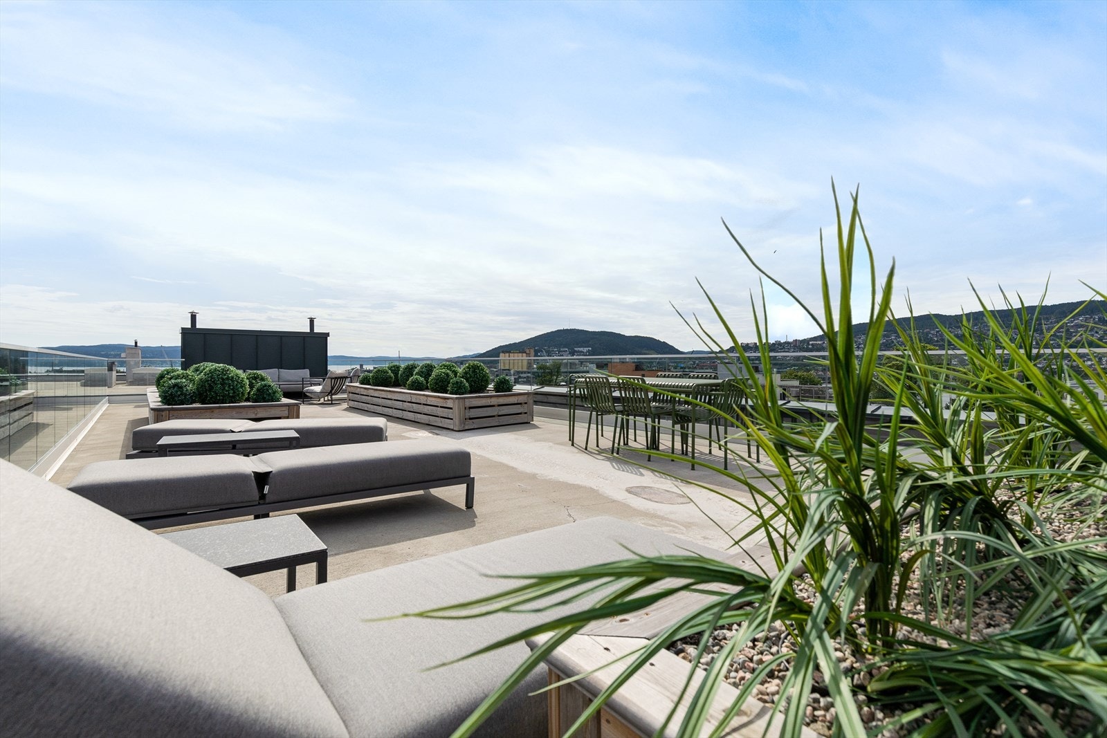 Flott felles takterrasse med gode solforhold og utsikt Galleribilde