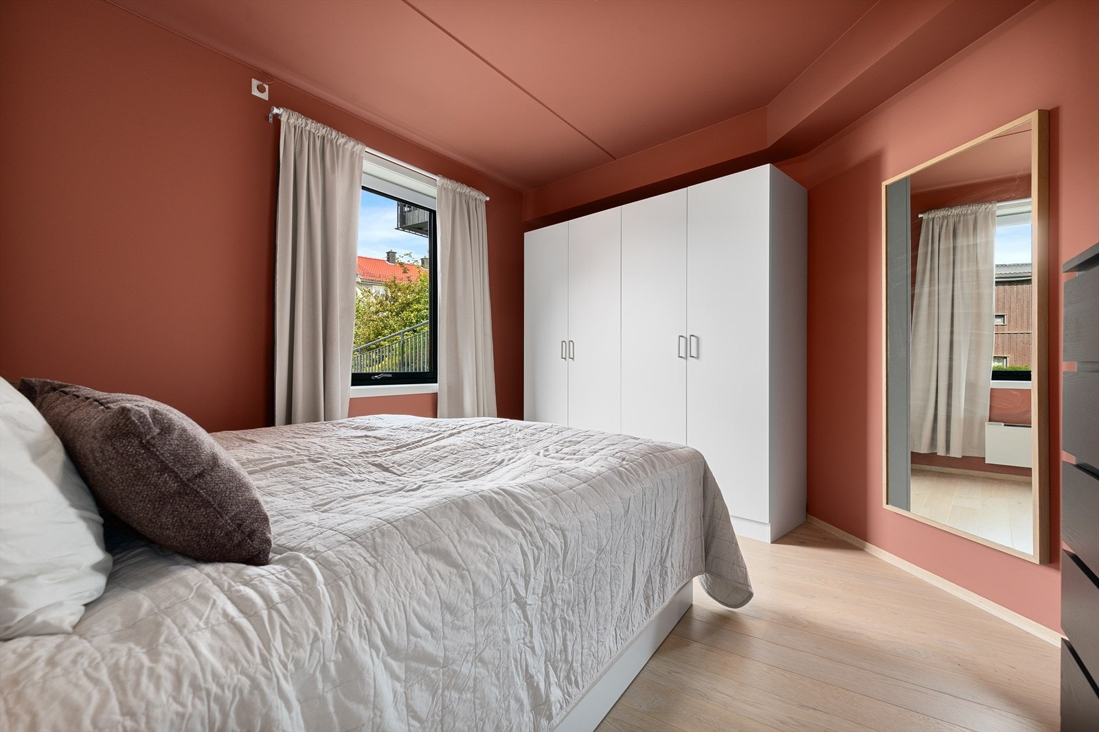 Romslig soverom med god plass for dobbeltseng og tilhørende nattbord Galleribilde