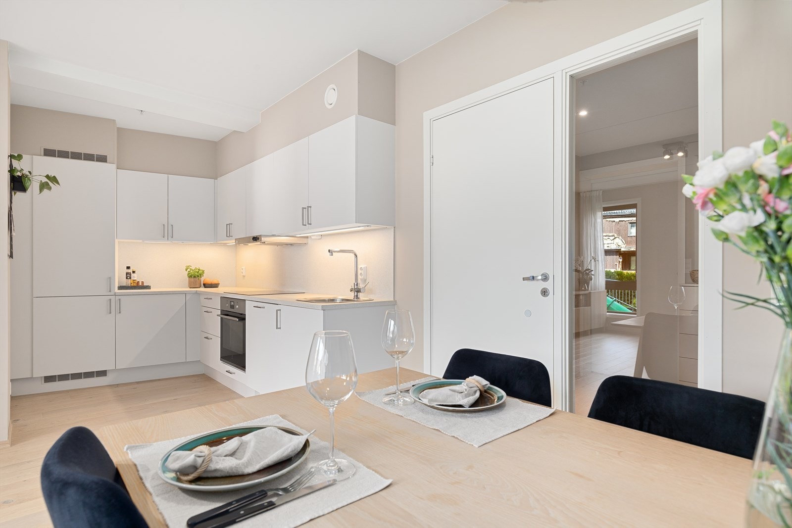 Møblert med spisebord i tilknytning til kjøkkenet Galleribilde