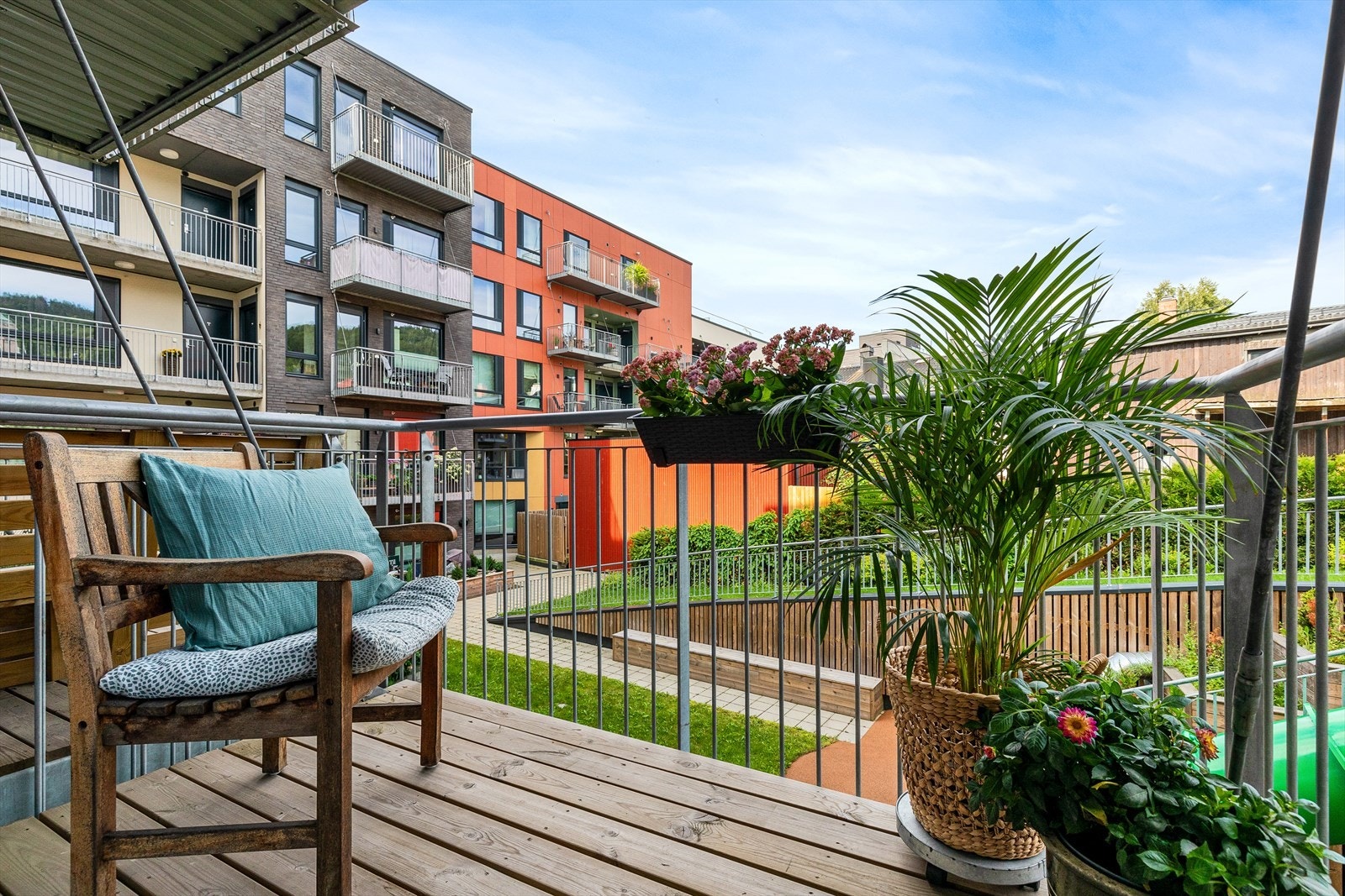 Tilbaketrukket balkong med god solforhold Galleribilde