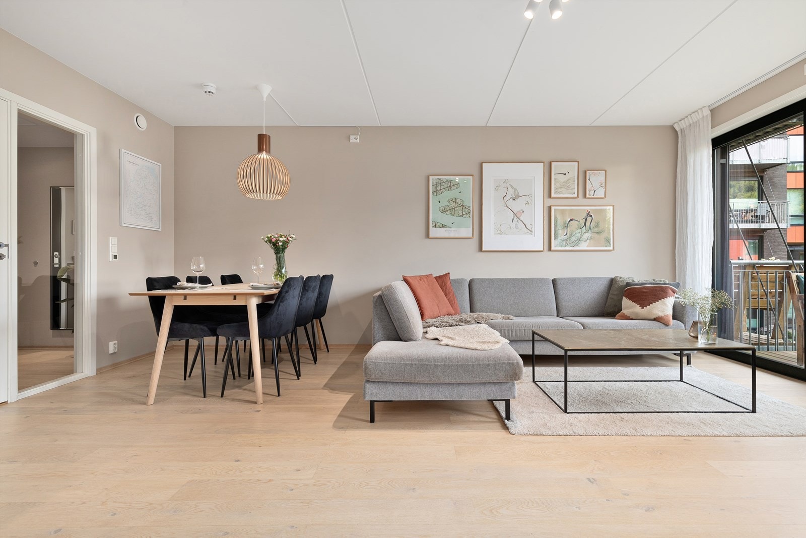 Lys og innbydende stue med god plass for sofagruppe og tilhørende tv-møblement Galleribilde