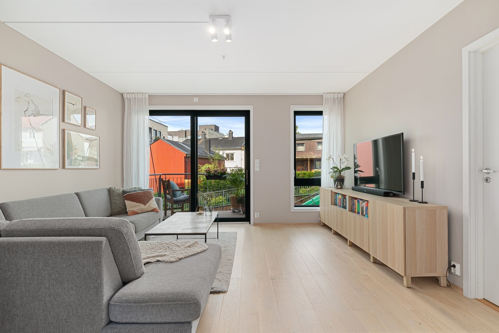 Stuen fremstår som lys og delikat med parkett på gulv og malte slette vegger Galleribilde