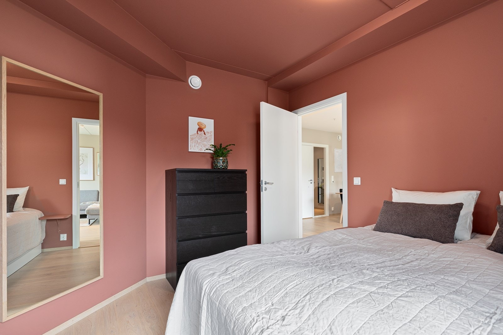 Videre er det god plass for doble garderobeskap med god plass til klær og annen oppbevaring Galleribilde