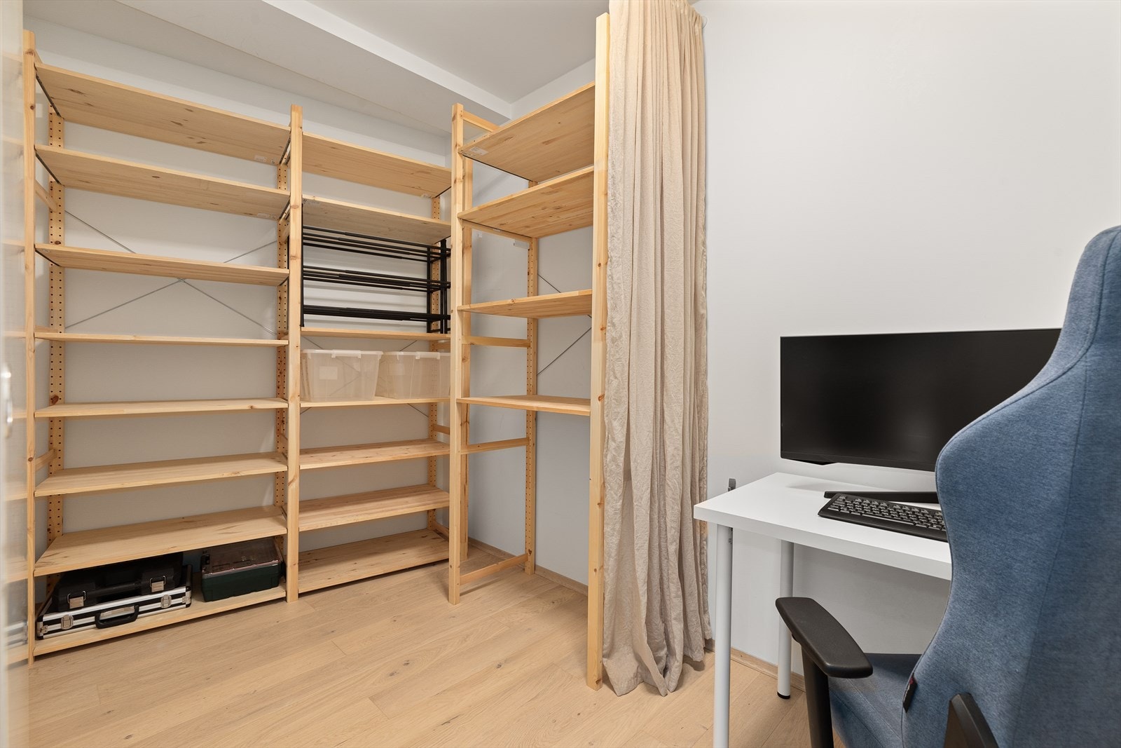 Praktisk innvendig bod med god plass for diverse lagring Galleribilde