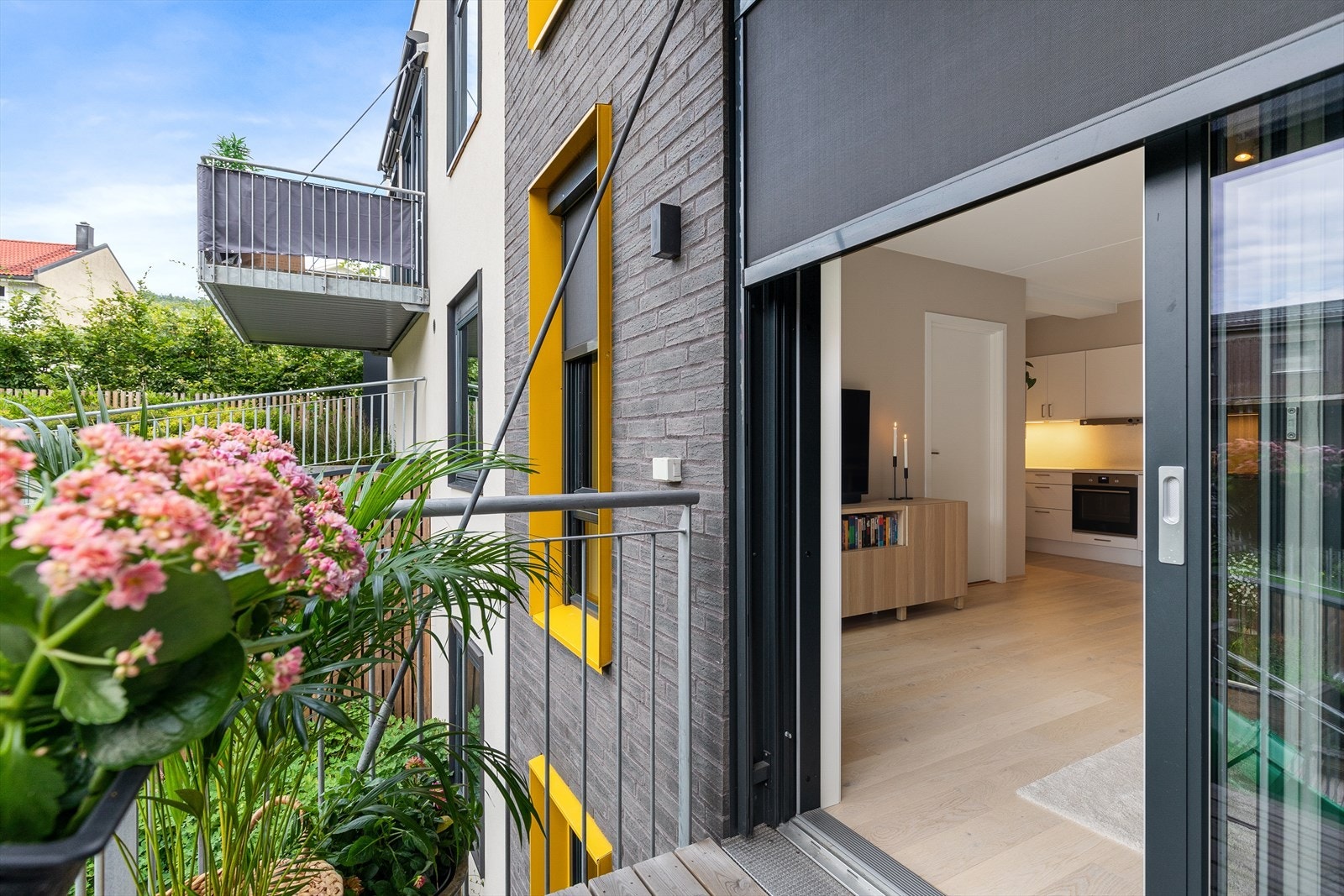 Verdt å nevne er at det er montert utvendige screens som kan styres via Smarthjem-appen Galleribilde