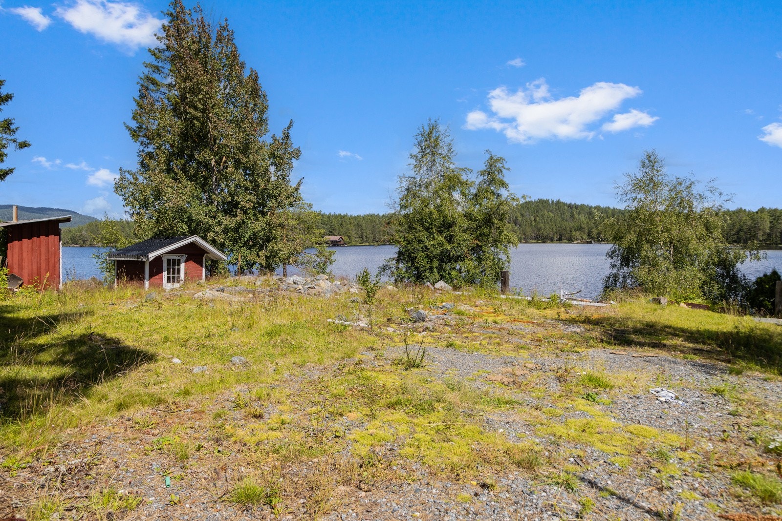 Beliggende ned mot vannet. Galleribilde