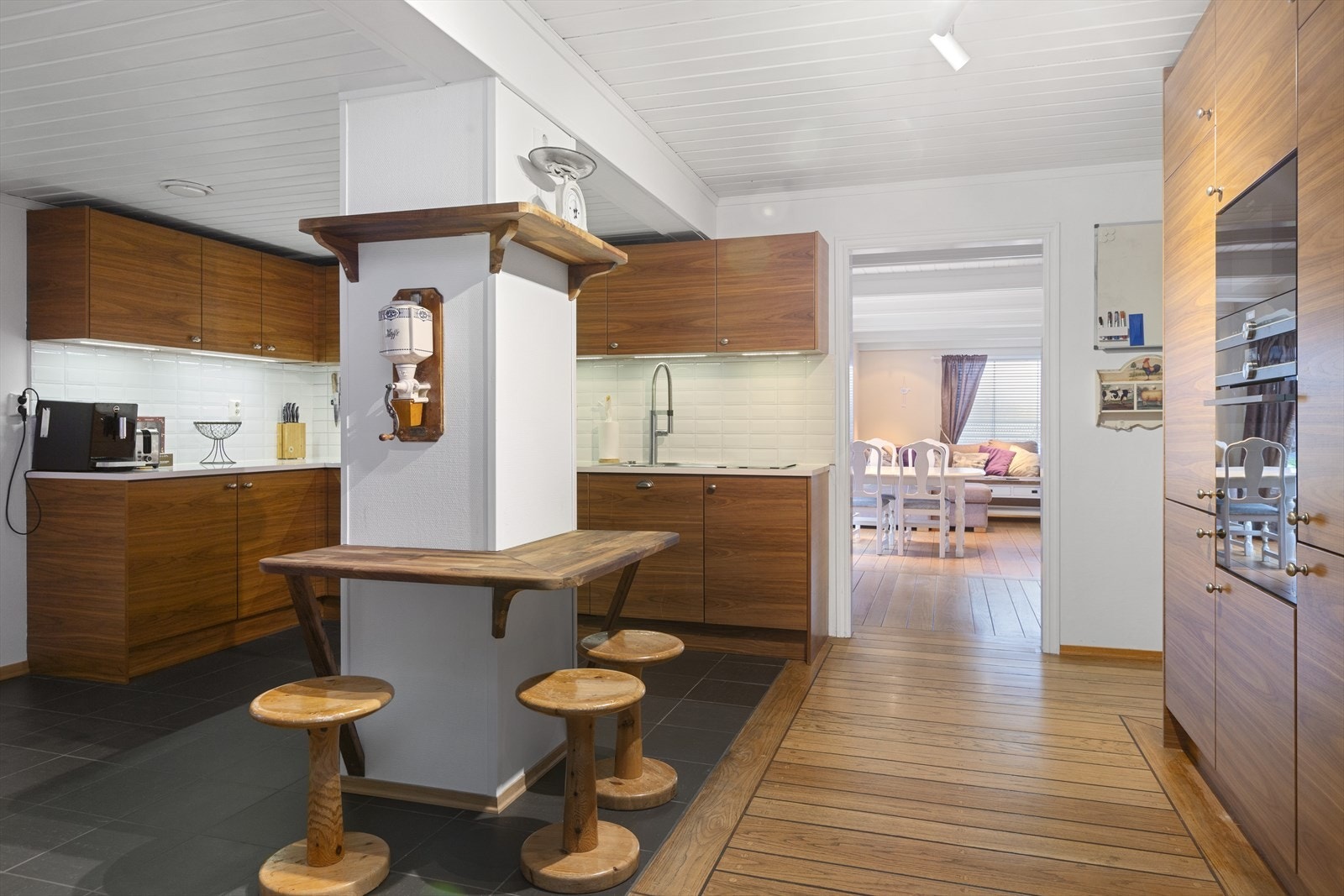 Kjøkkenet er utstyrt med kjøleskap, fryseskap, oppvaskmaskin, komfyr, platetopp, microovn, vanndispenser og isbitmaskin. Galleribilde