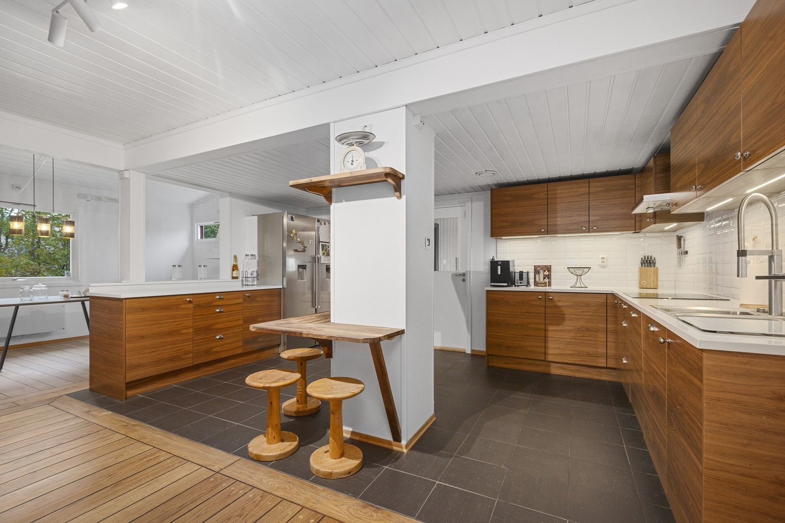 Flott kjøkkeninnredning (type Sentima) med glatte fronter, og benkeplate av stein. Galleribilde