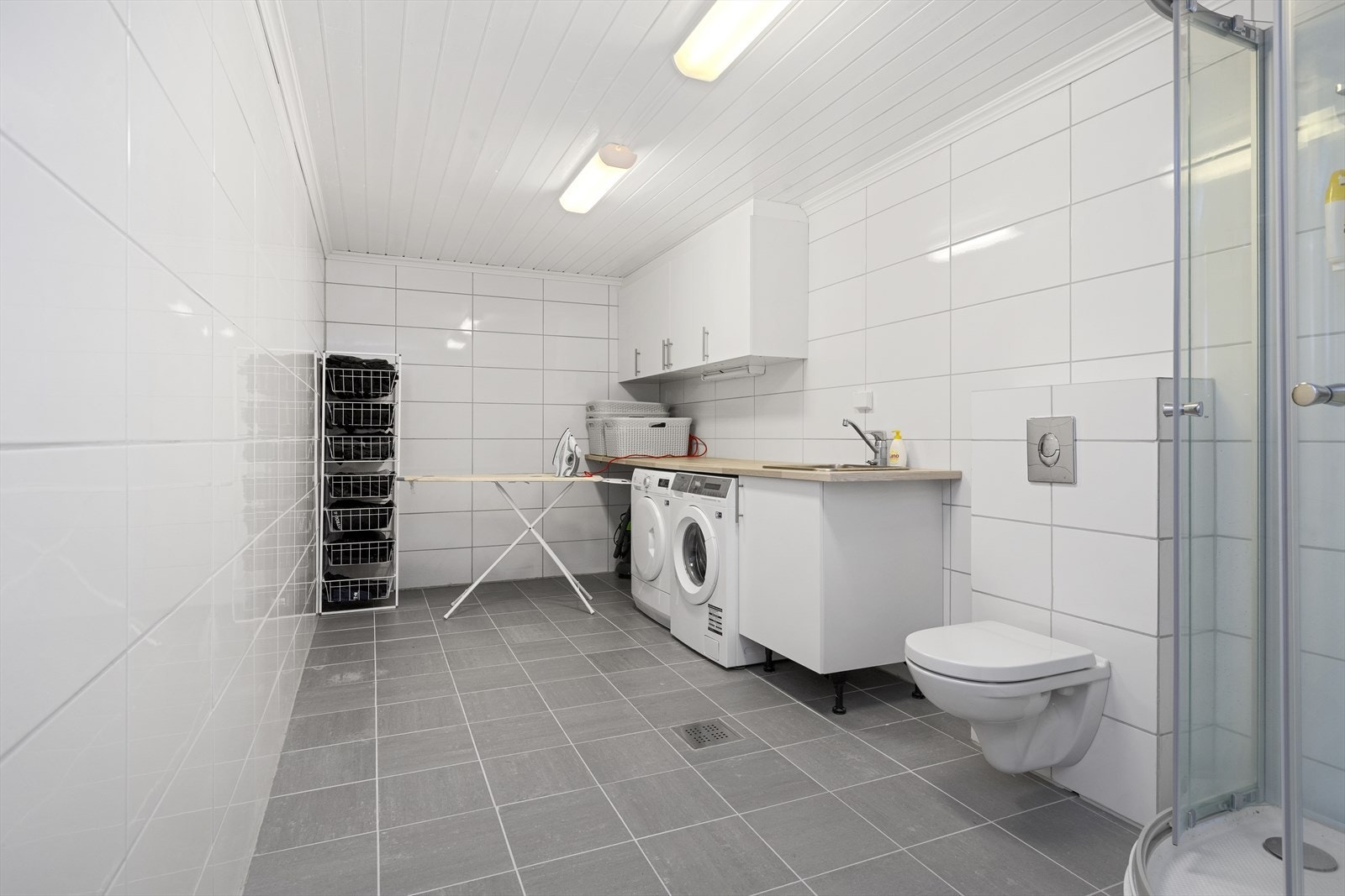 Flott flislagt bad/vaskerom i kjeller m/dusj og wc Galleribilde