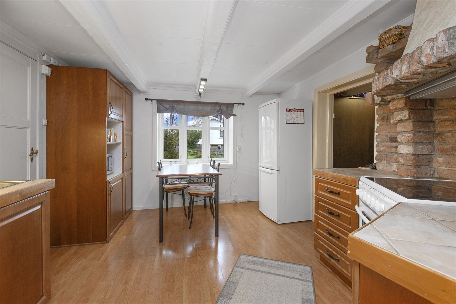 Kjøkken m/spiseplass i tomannsboligen Galleribilde