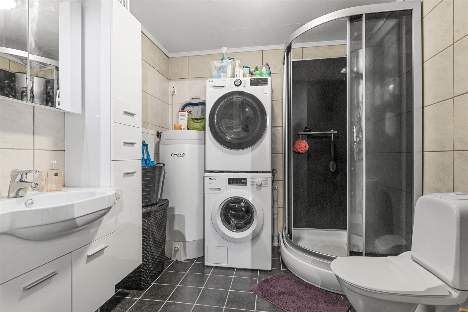 Flislagt bad i tomannsboligen Galleribilde