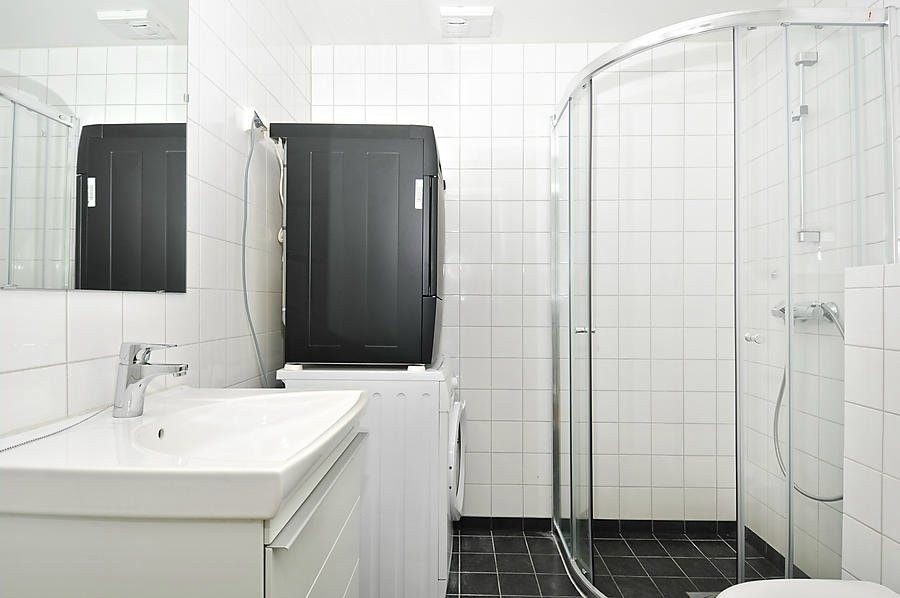 Flislagt bad med wc, servant og dusjhjørne Galleribilde