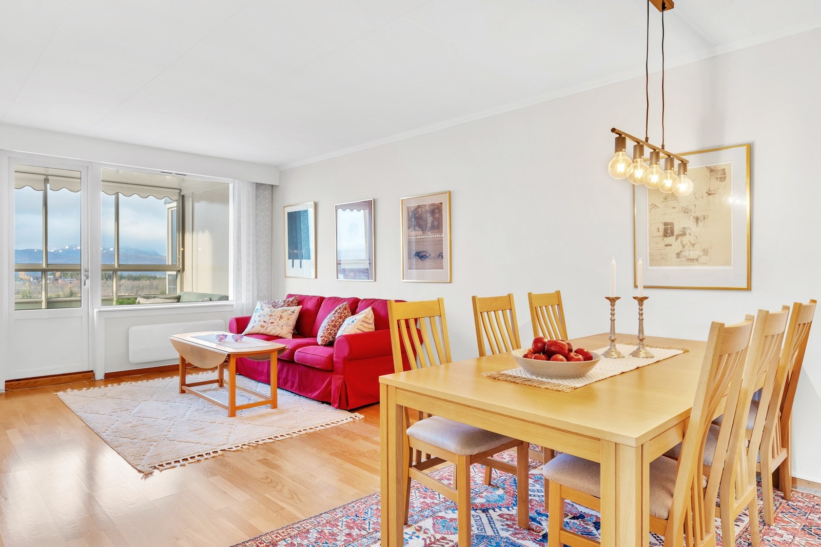 Planløsningen gir plass til spisegruppe og hyggelig sofagruppe med div. møblement. Galleribilde