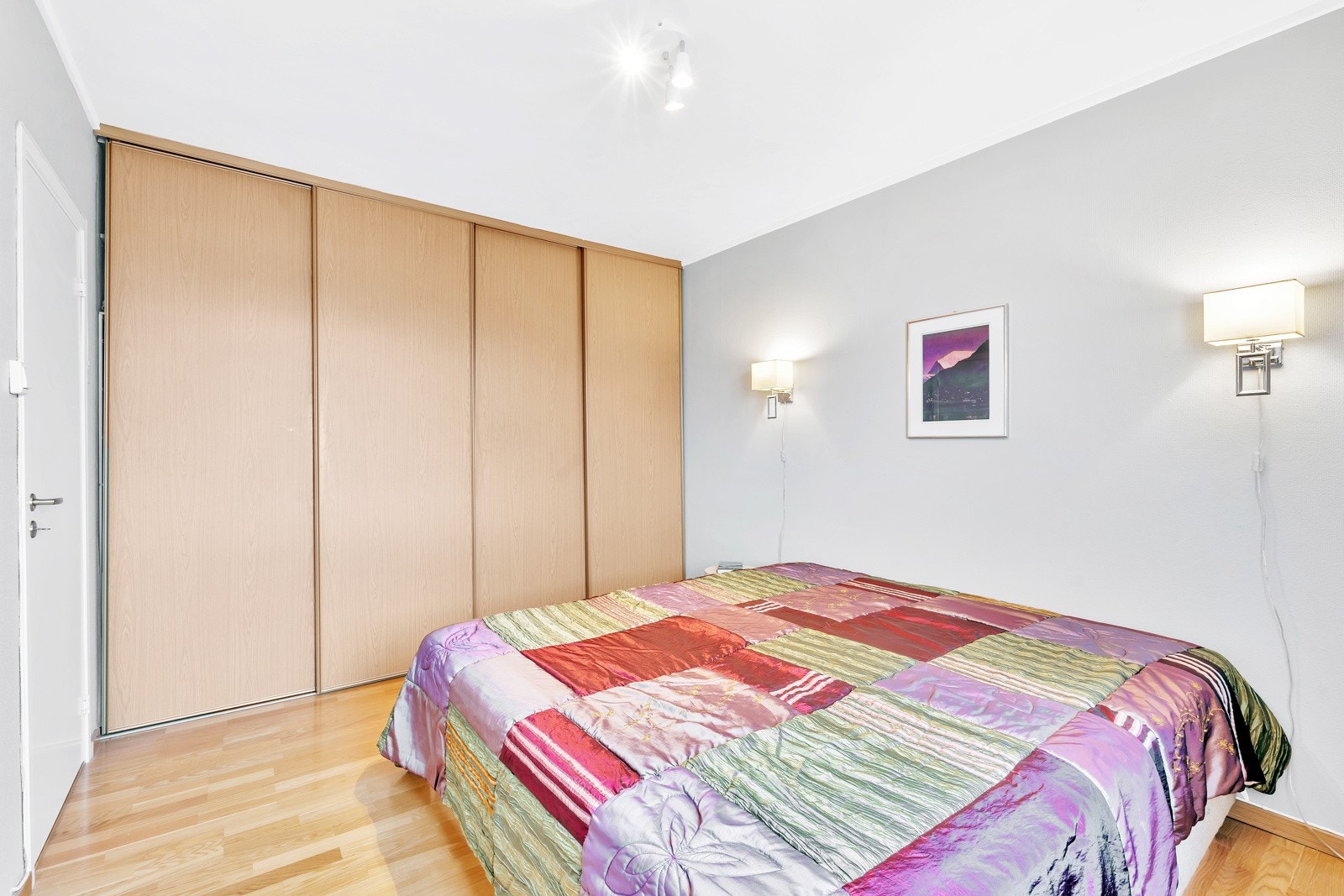 Praktisk skyvedørsgarderobe som bidrar til gode oppbevaringsmuligheter. Galleribilde