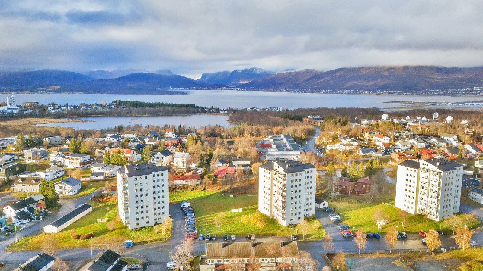 Leiligheten ligger på toppen av Tromsøya med kort avstand til nærmeste barnehage, barneskole, bussholdeplass og dagligvare. Galleribilde