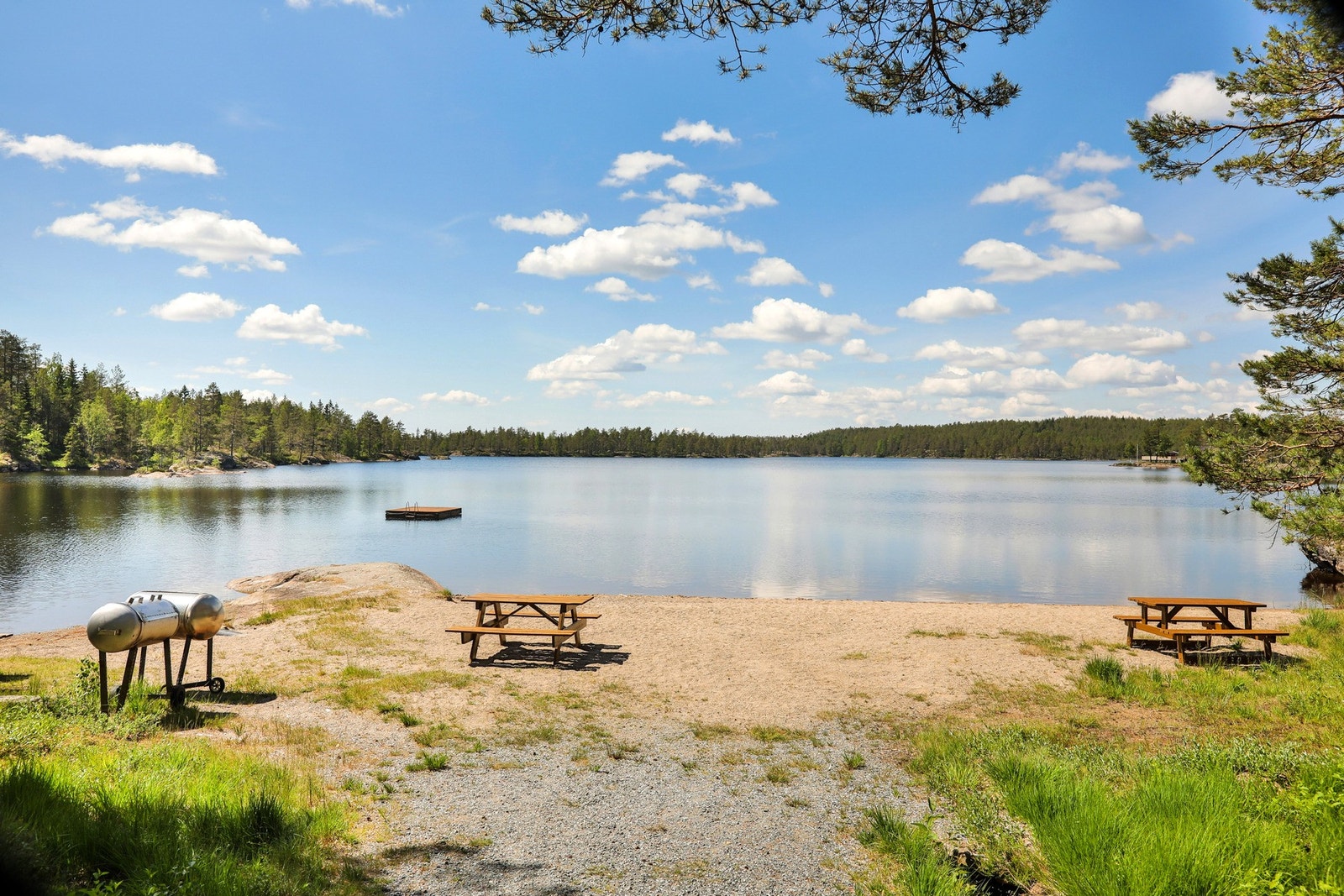 Idyllisk og barnevennlig strand ved Holevannet Galleribilde