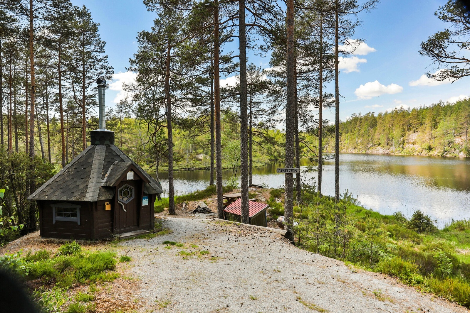 Koselig grillhytte ved Asketjern i regi av velforeningen til disposisjon Galleribilde