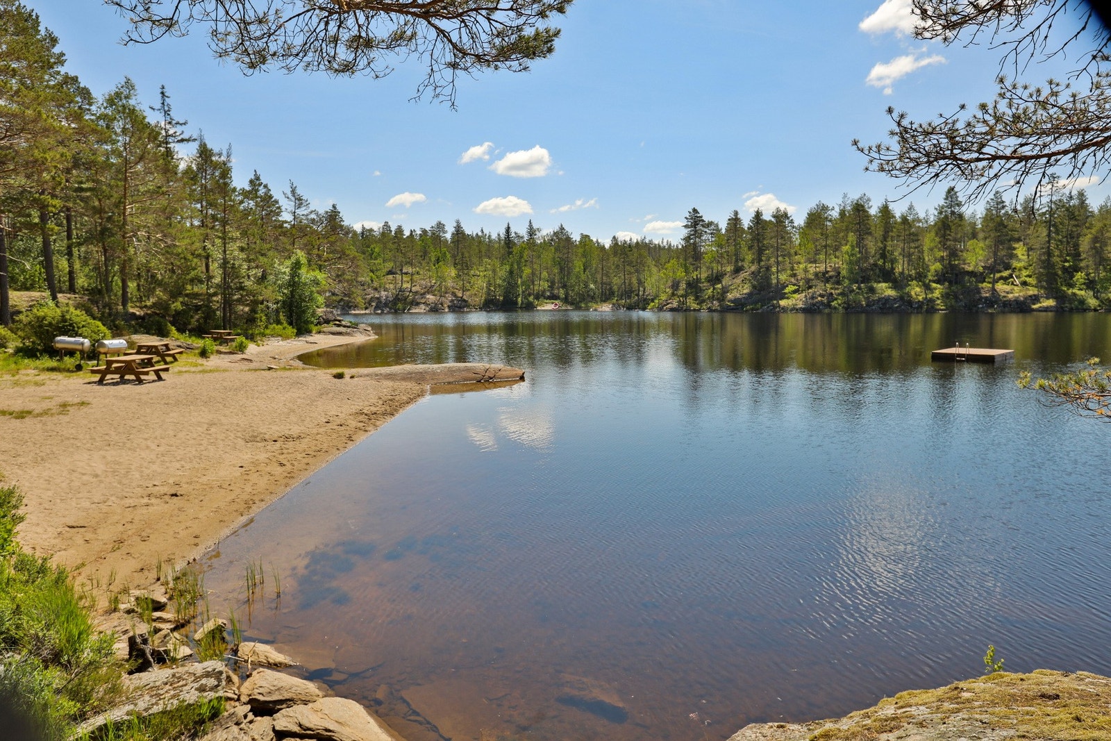 Idyllisk og barnevennlig strand ved Holevannet Galleribilde
