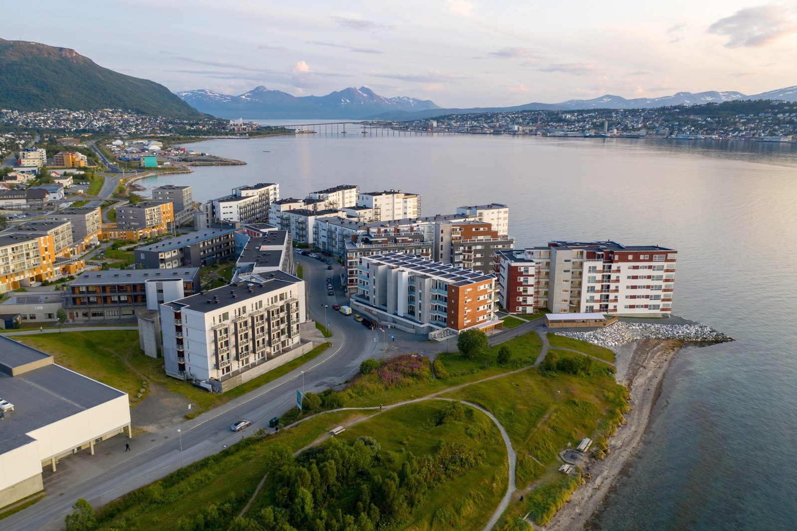 Det er kort vei til dagligvare, treningssenter og gode bussforbindelser til UNN/UiT og Tromsø sentrum