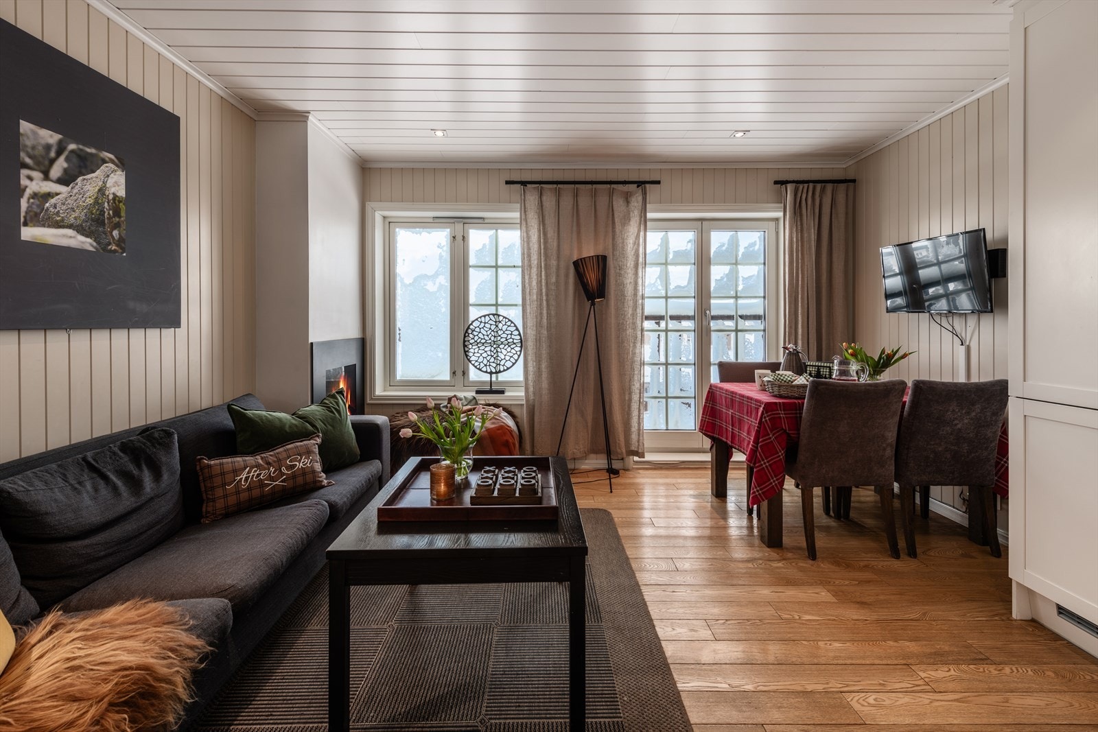 Hyggelig oppholdsrom med plass til både spise og sofamøblement. Galleribilde