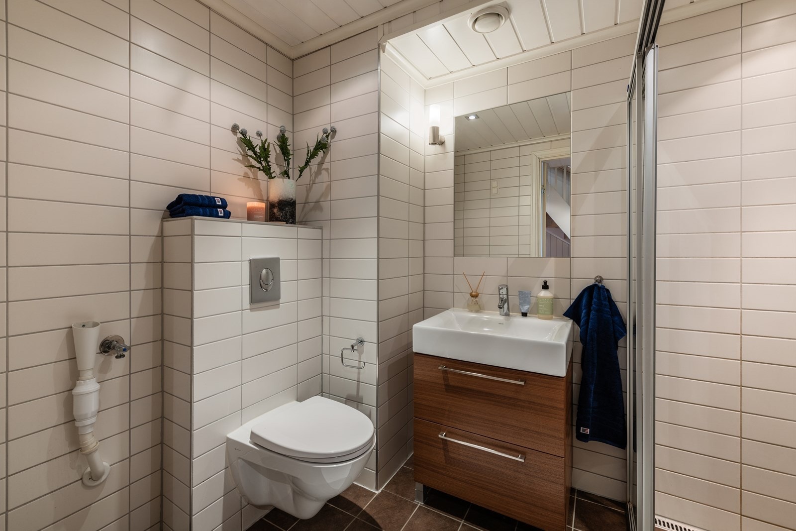 Baderom med opplegg for vaskemaskin. I tillegg badstue. Galleribilde