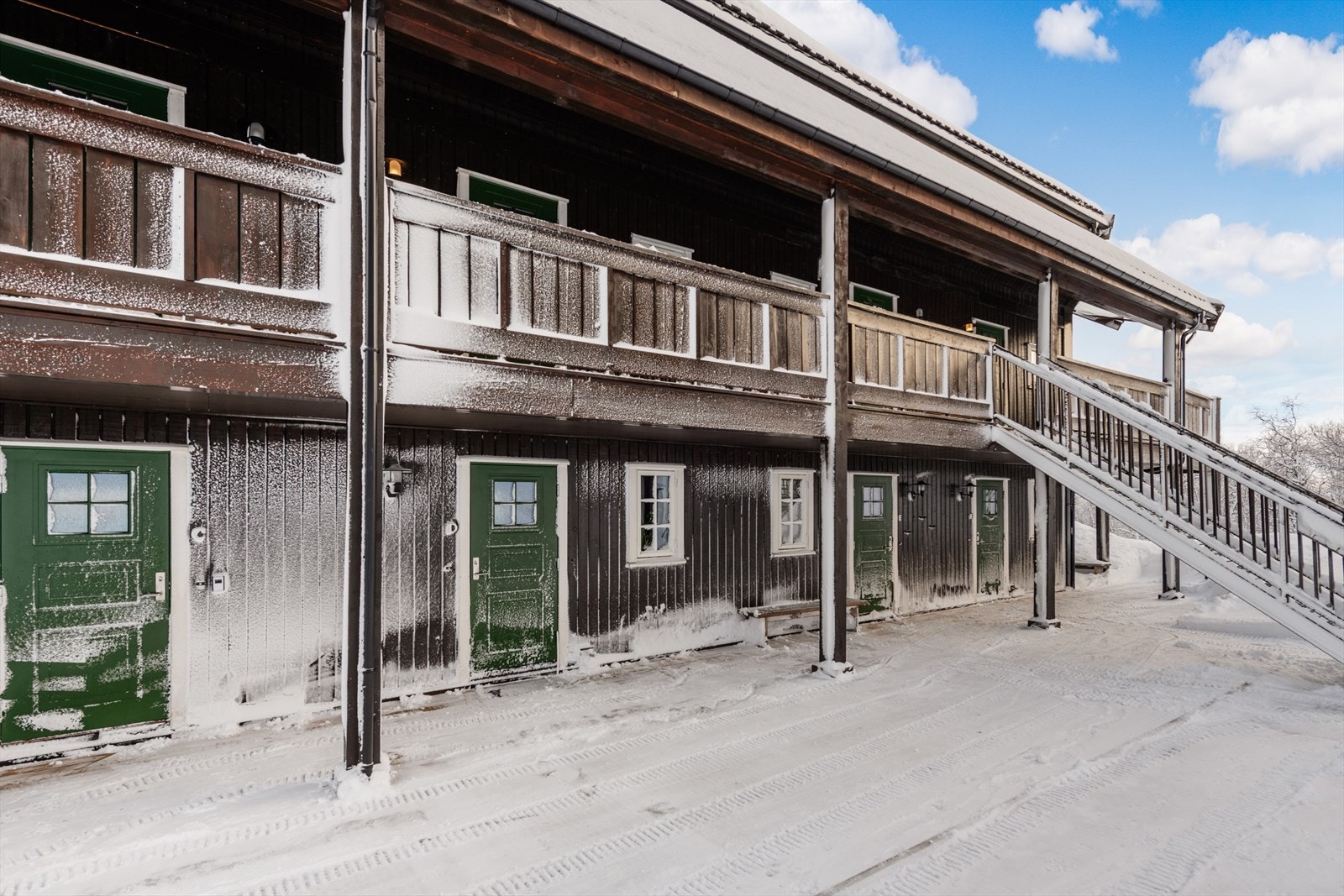 Inngang til leilighet fra garasje og bakkeplan. Galleribilde
