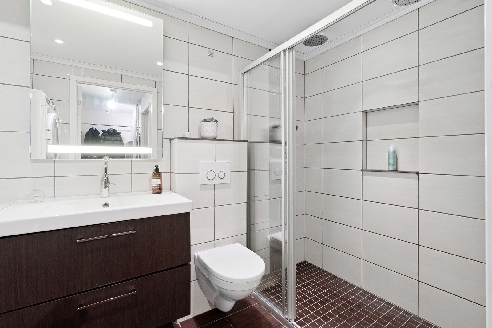 Utstyrt med bl.a. vegghengt wc, downlights og dobbel dusj Galleribilde