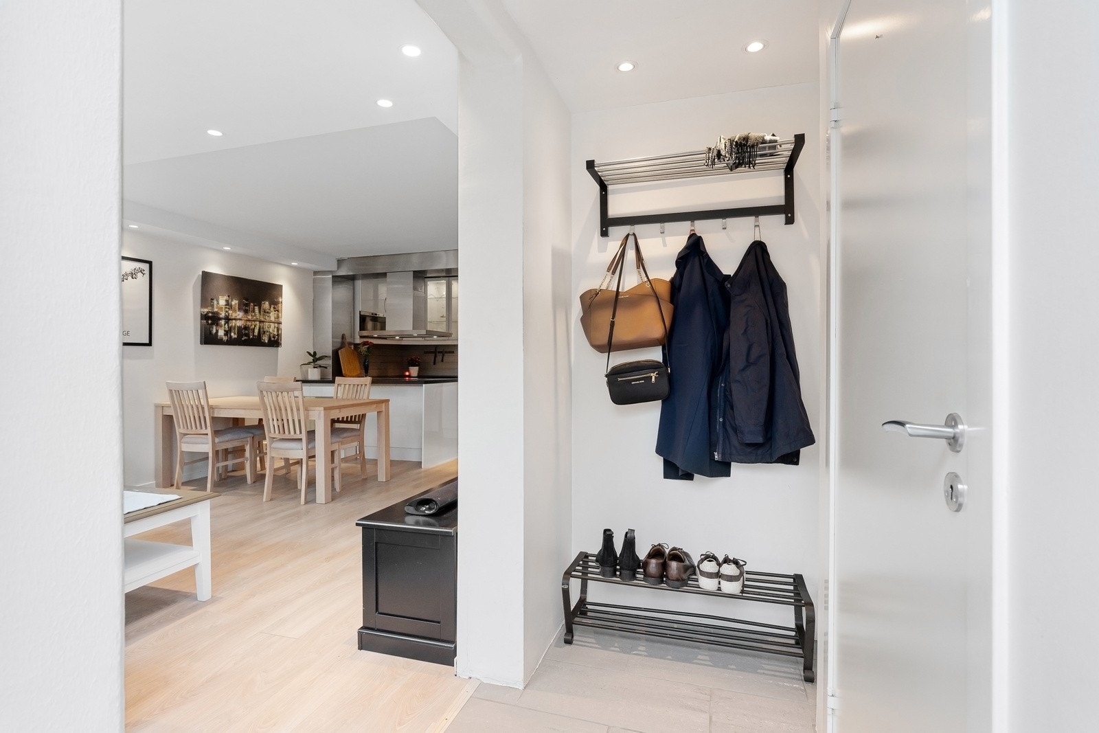 Flislagt entré med gulvvarme og oppheng for yttertøy Galleribilde