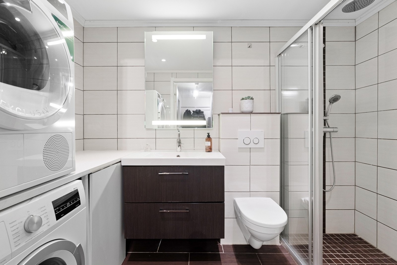 Flislagt baderom med gulvvarme som ble overflateoppusset i 2013 (originalt sluk) Galleribilde