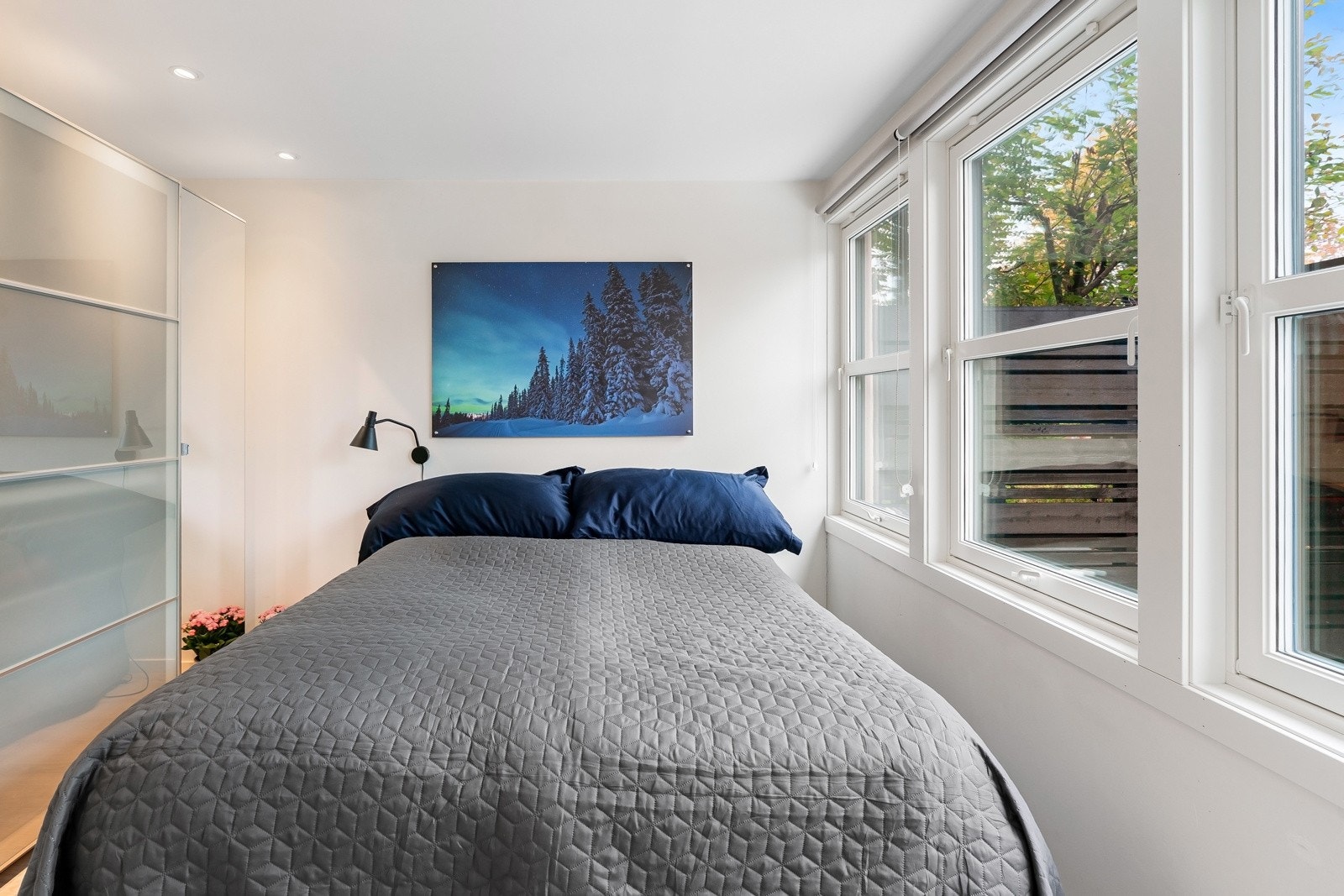 Soverom med garderobeløsning og plass for dobbeltseng Galleribilde