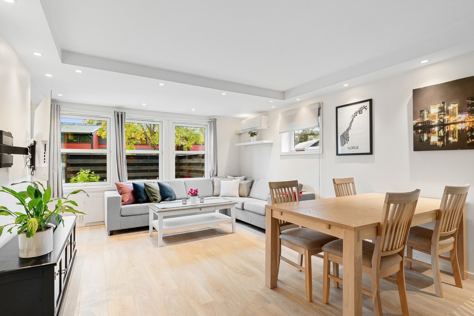 Leiligheten ligger på enden med vinduer på to sider Galleribilde