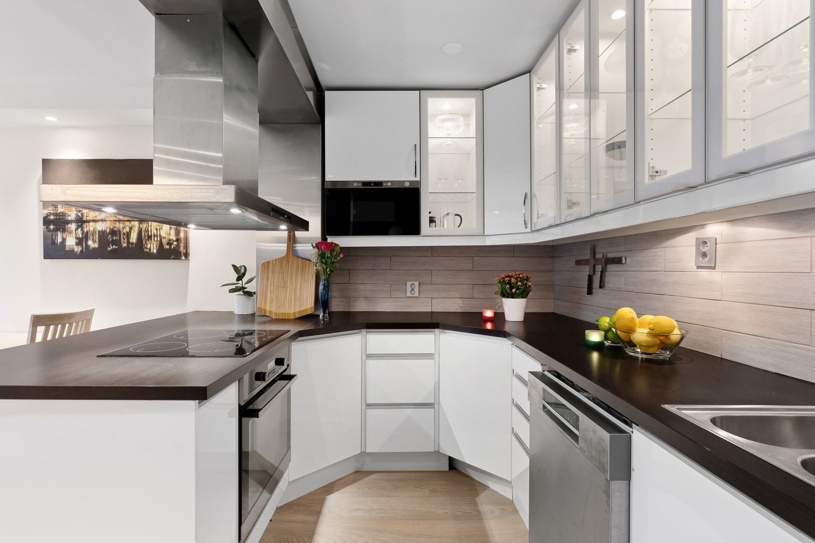 Innredningen har god benke- og skapplass Galleribilde