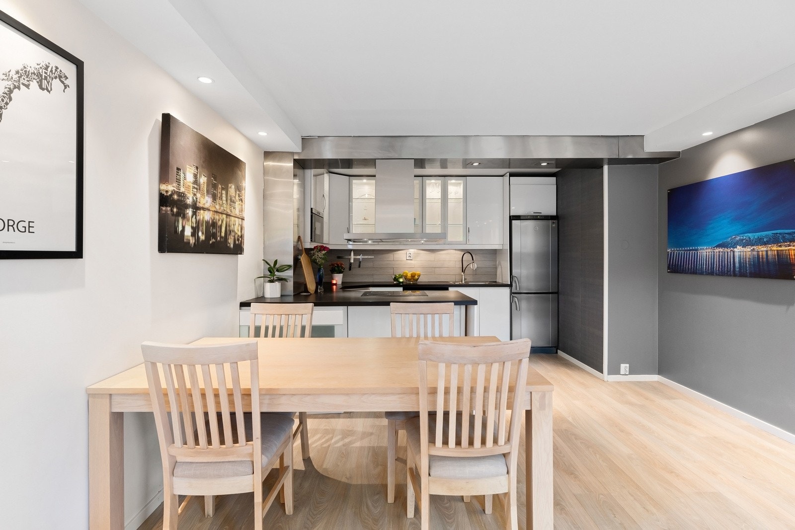 God plass til spisebord i tilknytning til stuen Galleribilde