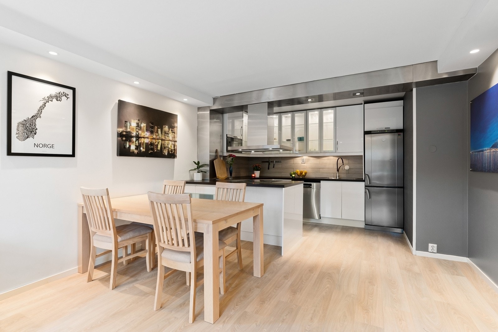 Stue og kjøkken i åpen løsning Galleribilde