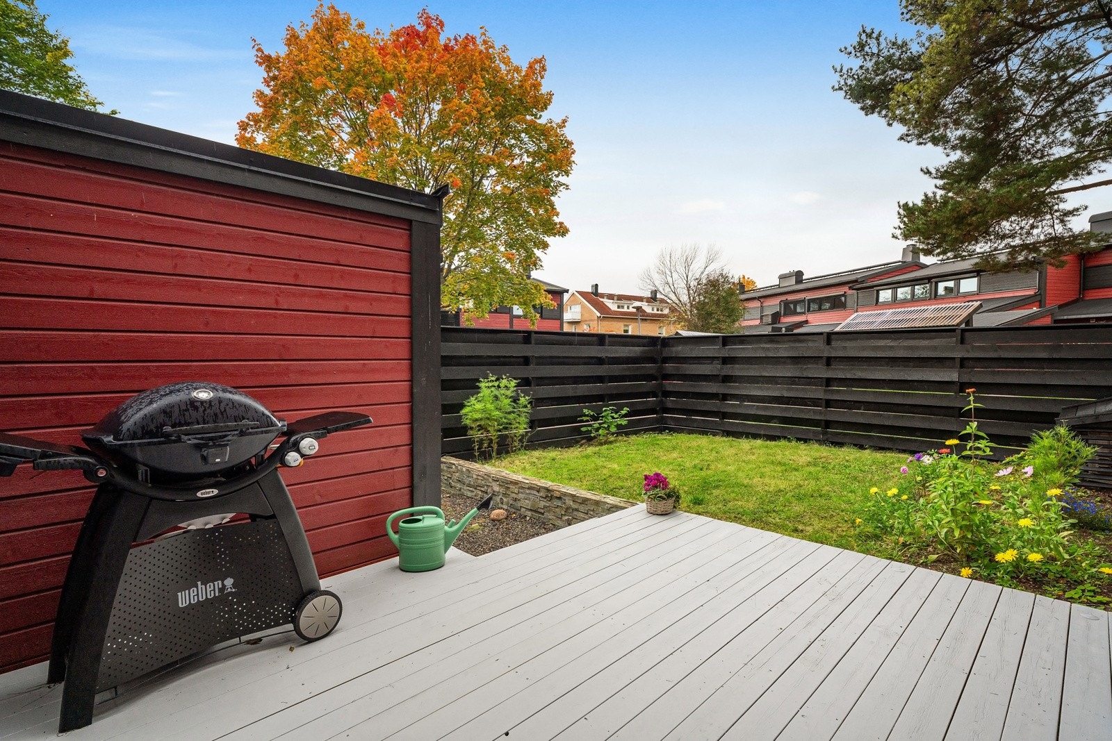 Stort, skjermet og lukket uteområde med gode solforhold Galleribilde