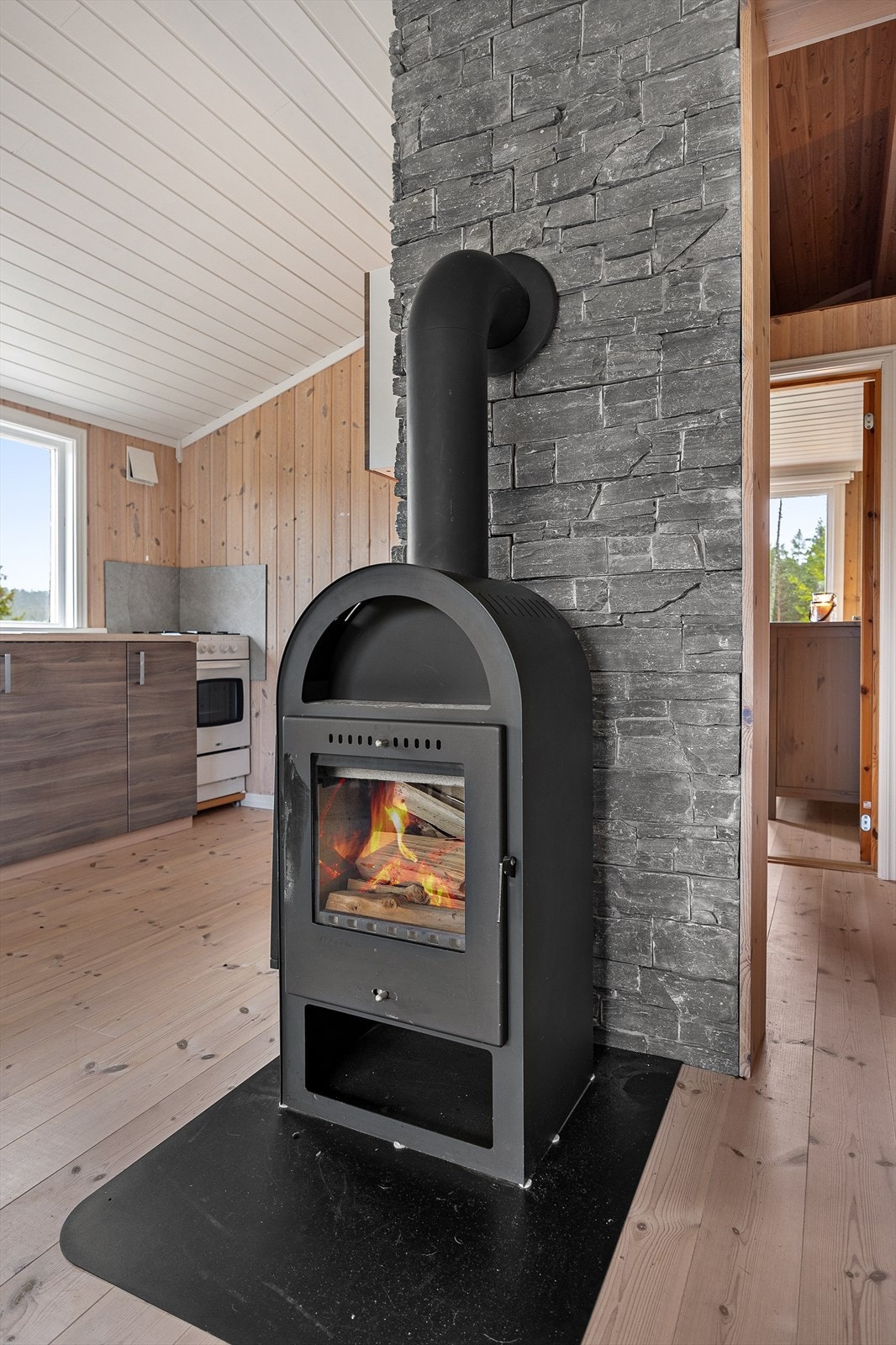 Ovnen sørger for en lun, god varme og hyggelig stemning. Galleribilde