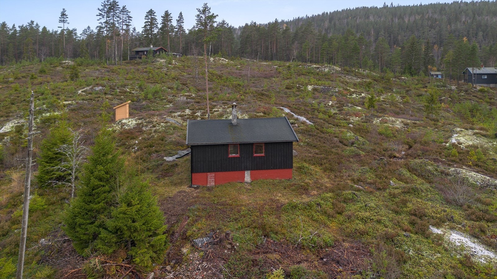 Hytta er bygd i tradisjonell stil - og på tomten ligger også en utedo. Galleribilde