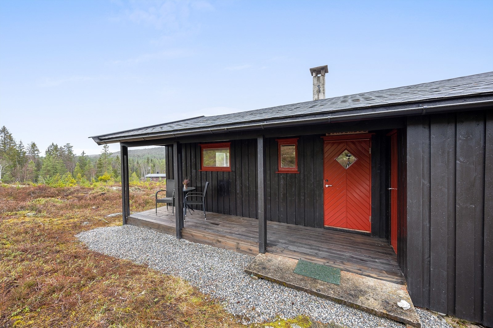 Ved det overbygde inngangspartiet er det plass til enkelt utemøblement. Herfra er det også adkomst til en praktisk bod. Galleribilde