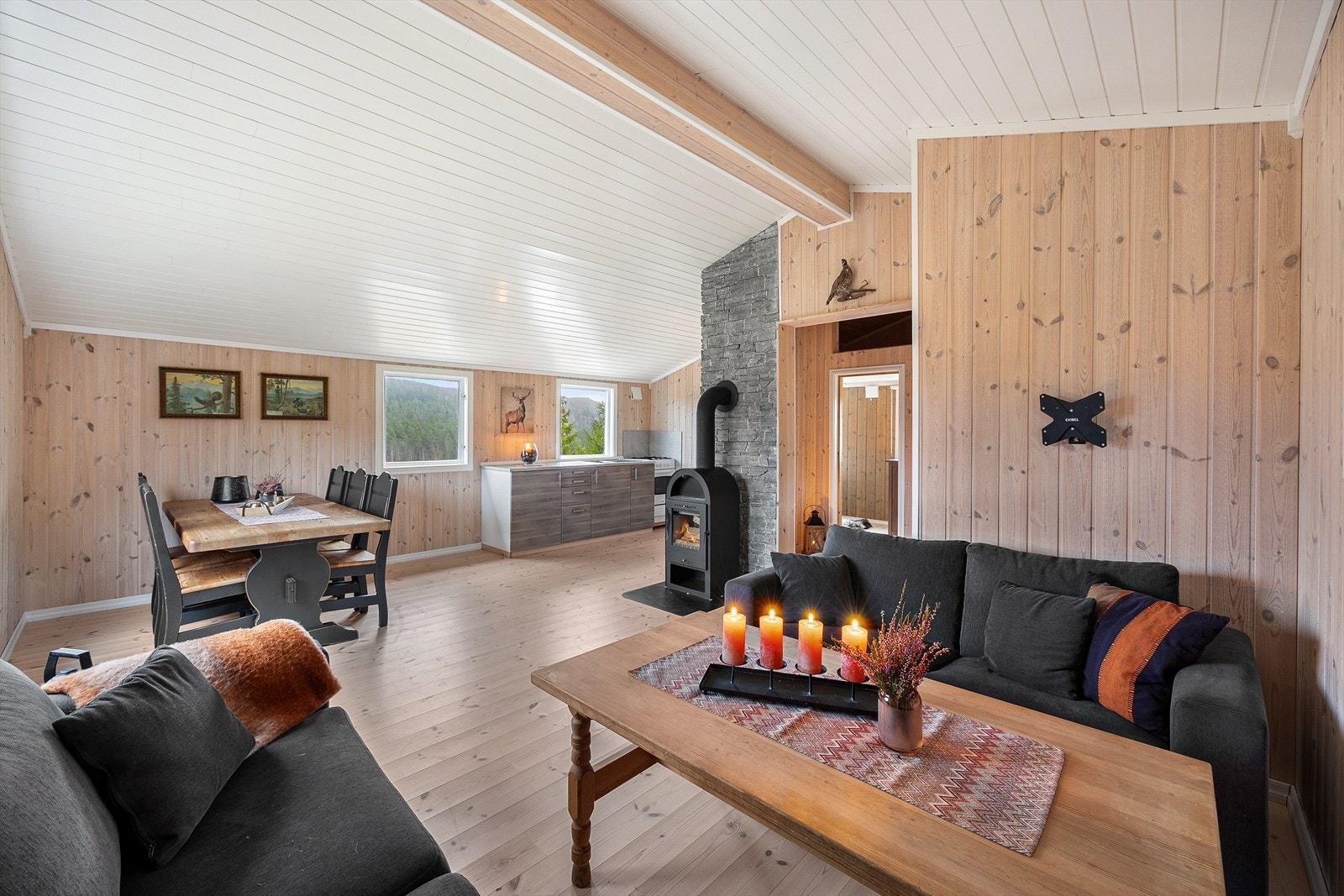 Det er god plass til både sofagruppe og spisebordsmøblement. Galleribilde