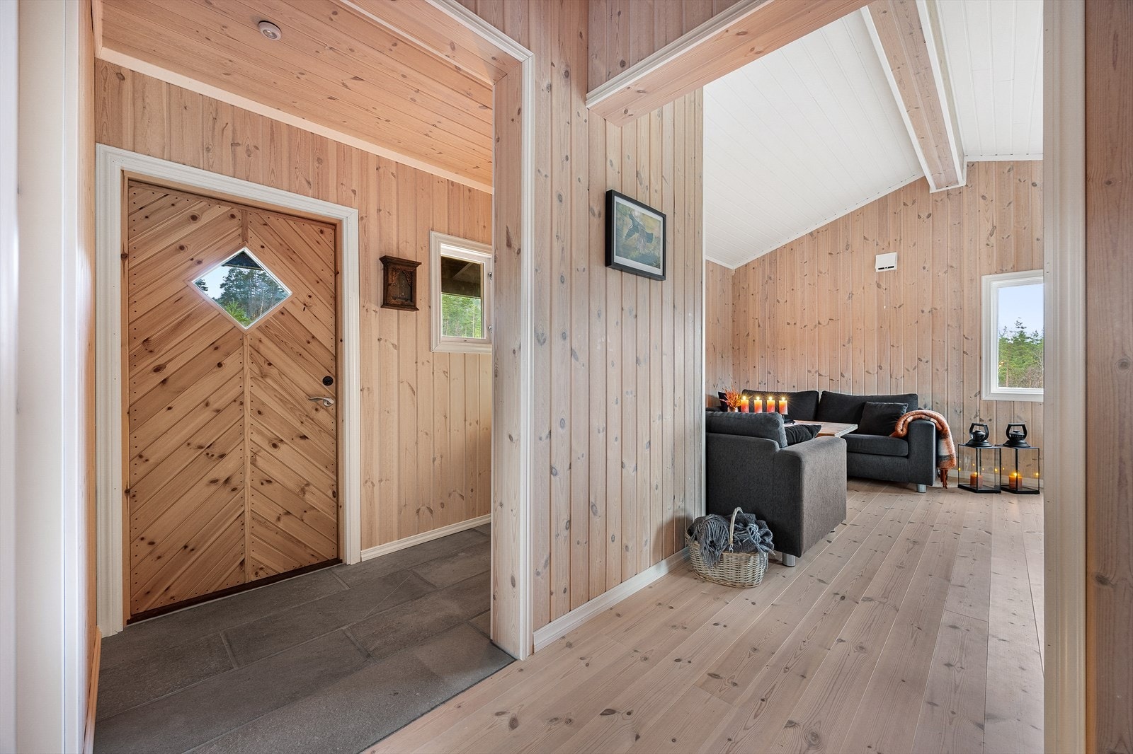 Entréen er av god størrelse med plass til oppbevaringsmøblement. Galleribilde