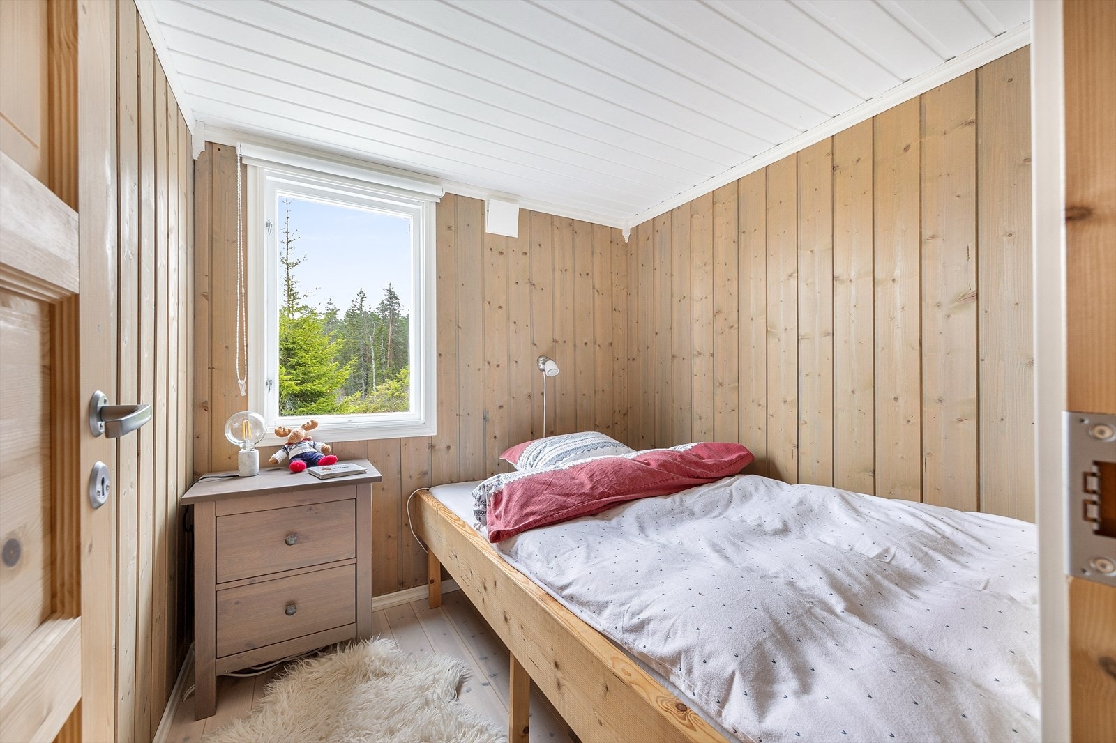 Begge rommene har plassbygde senger. Galleribilde