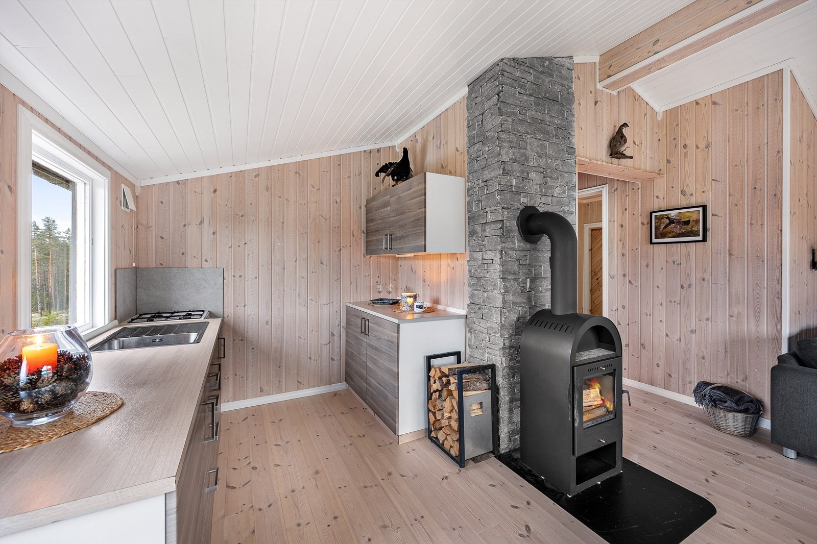 Til tross for den åpne løsningen ligger kjøkkenet i egen sone med nyere innredning. Galleribilde