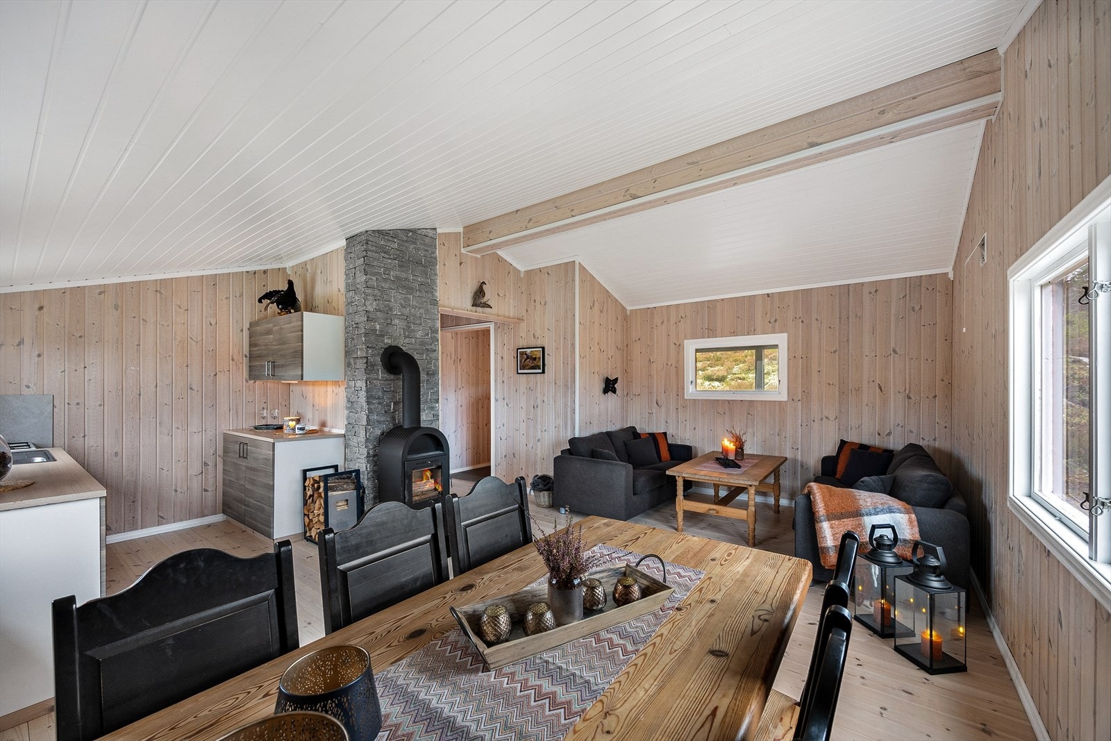 Rommet har en åpen og sosial kjøkken- og stueløsning. Galleribilde