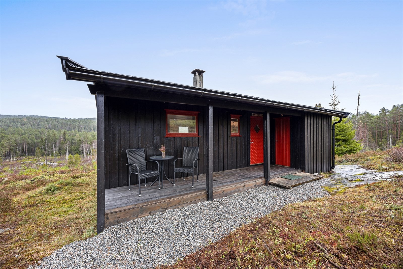 Hytta er uten vann, strøm og avløp - men er pusset opp i moderne stil i nyere tid. Galleribilde