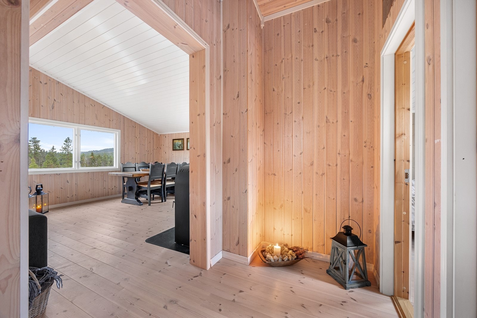 Fra entréen kommer du inn i et lyst og luftig oppholdsrom. Galleribilde